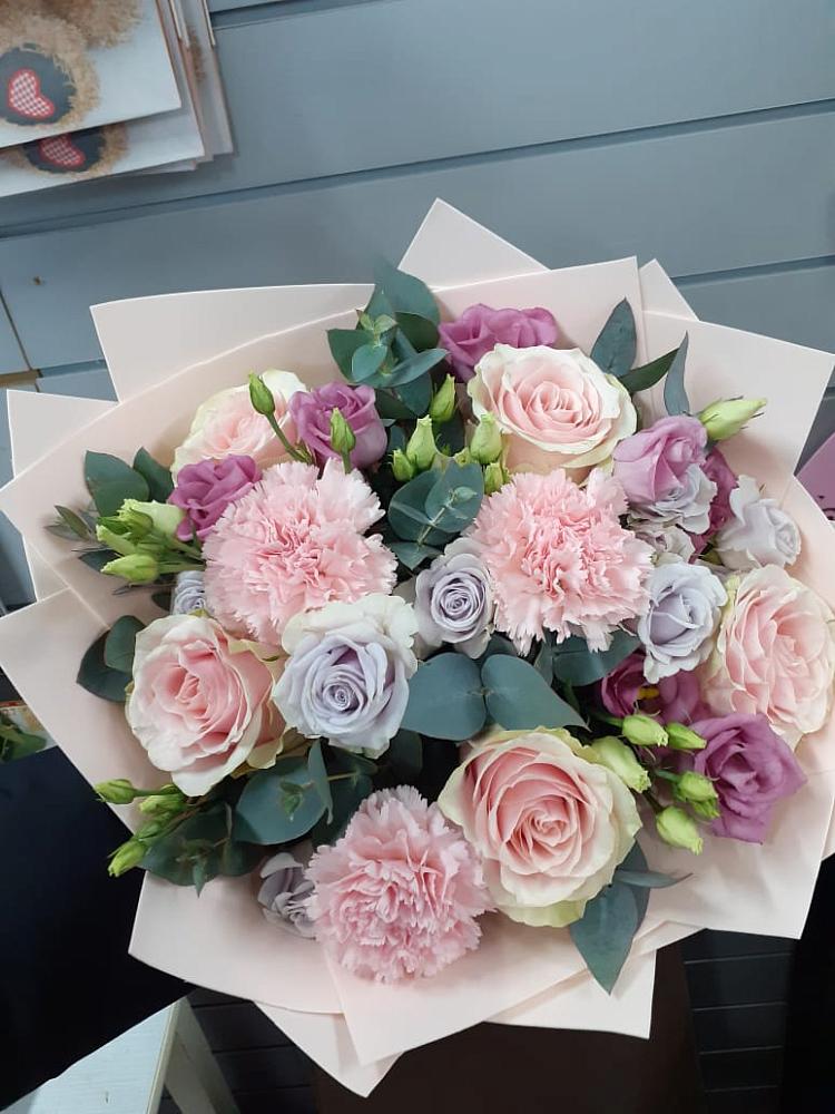 Букет цветов из: Розы, Гвоздики и Лизиантусы в Иванино